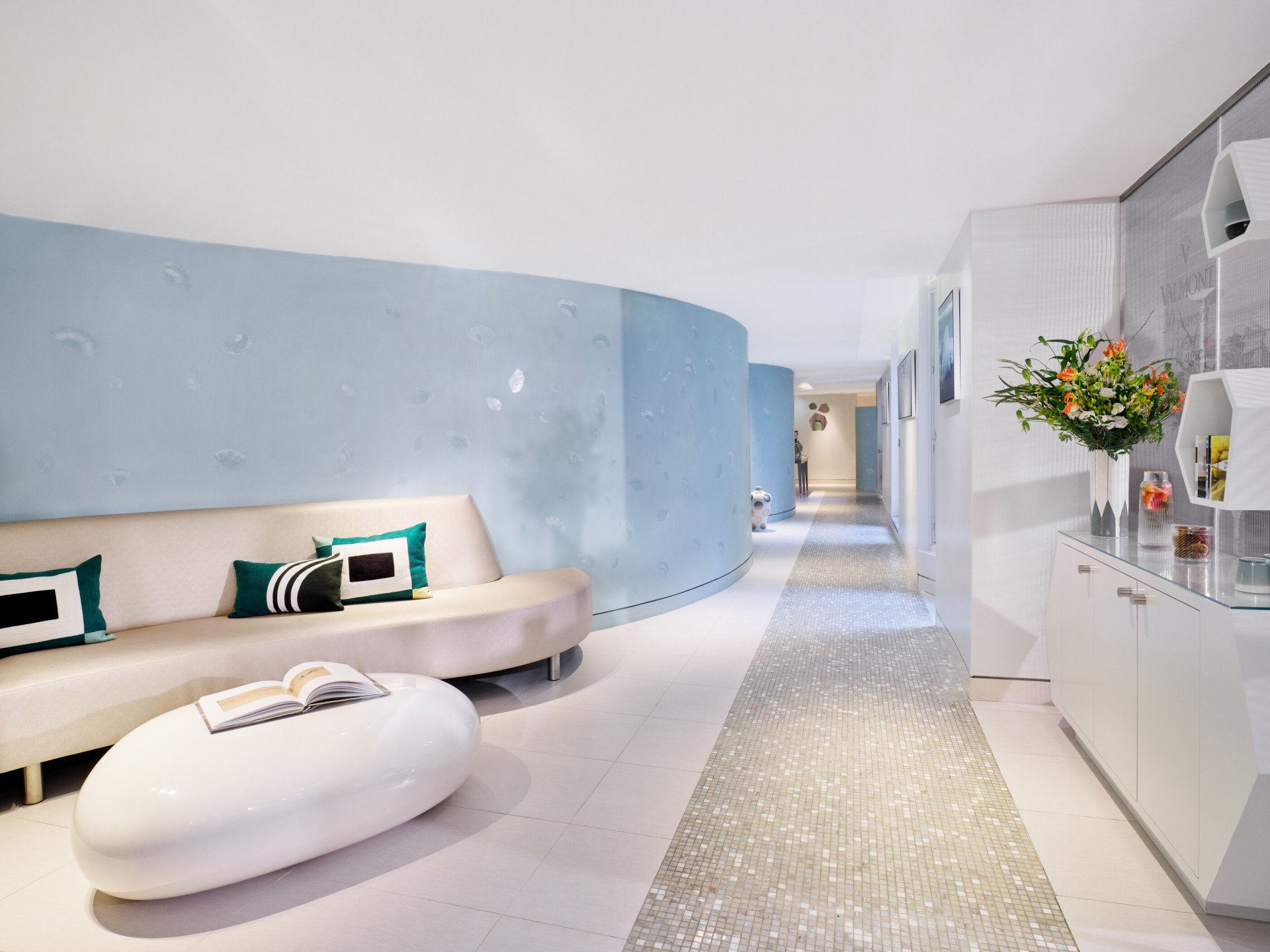 Le Spa Valmont relaxation area at Le Meurice