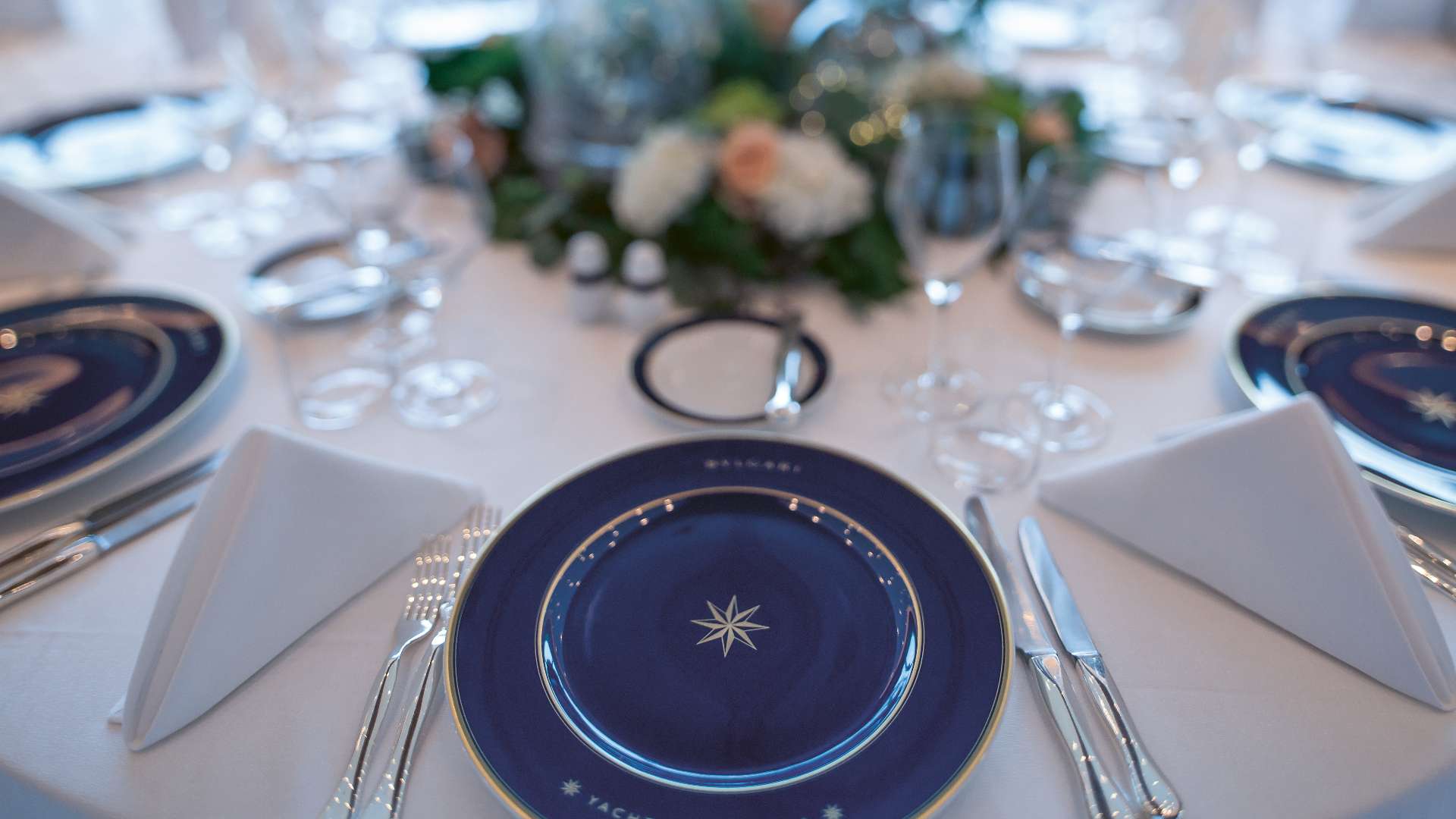An elegant table setting in the Bvlgari Ballroom, perfect for weddings and exclusive events.