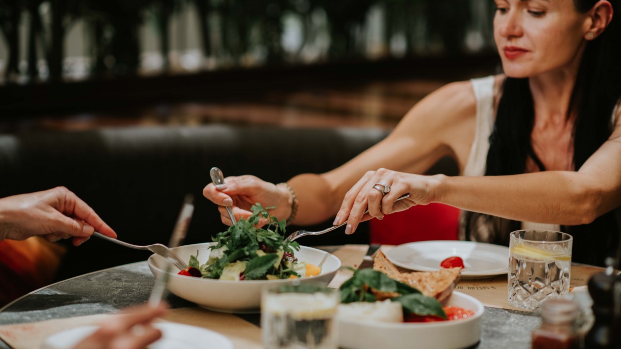 Guests enjoying a casual meal together at IL Motto Pizzeria.