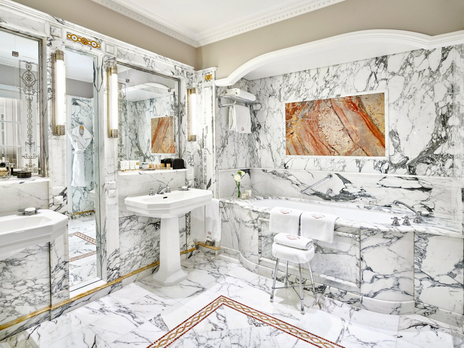 The luxurious marble bathroom in the Presidential Apartment Dalí, designed for relaxation.