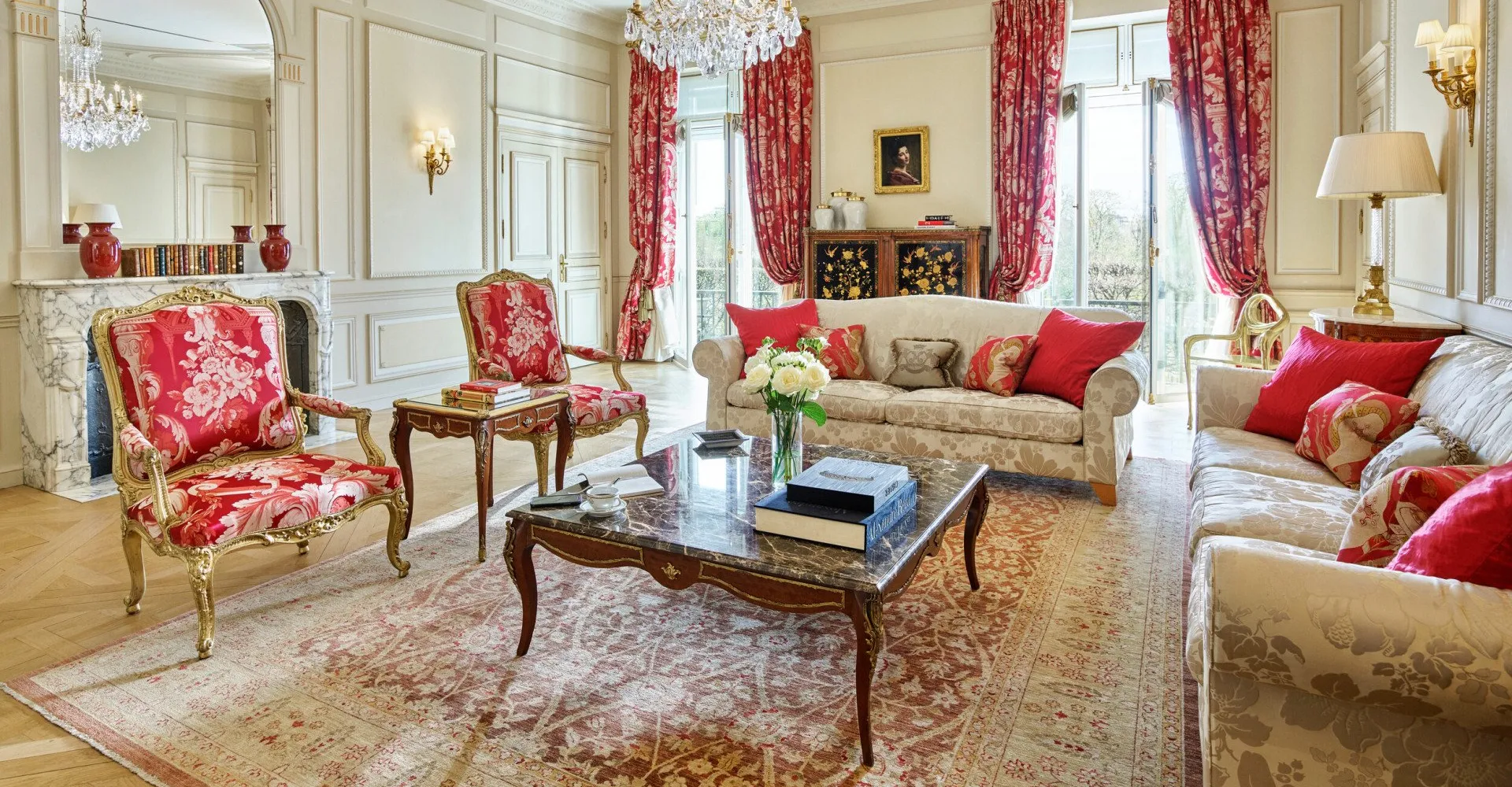 The lavish living room in the Presidential Apartment Dalí, reflecting its artistic legacy.