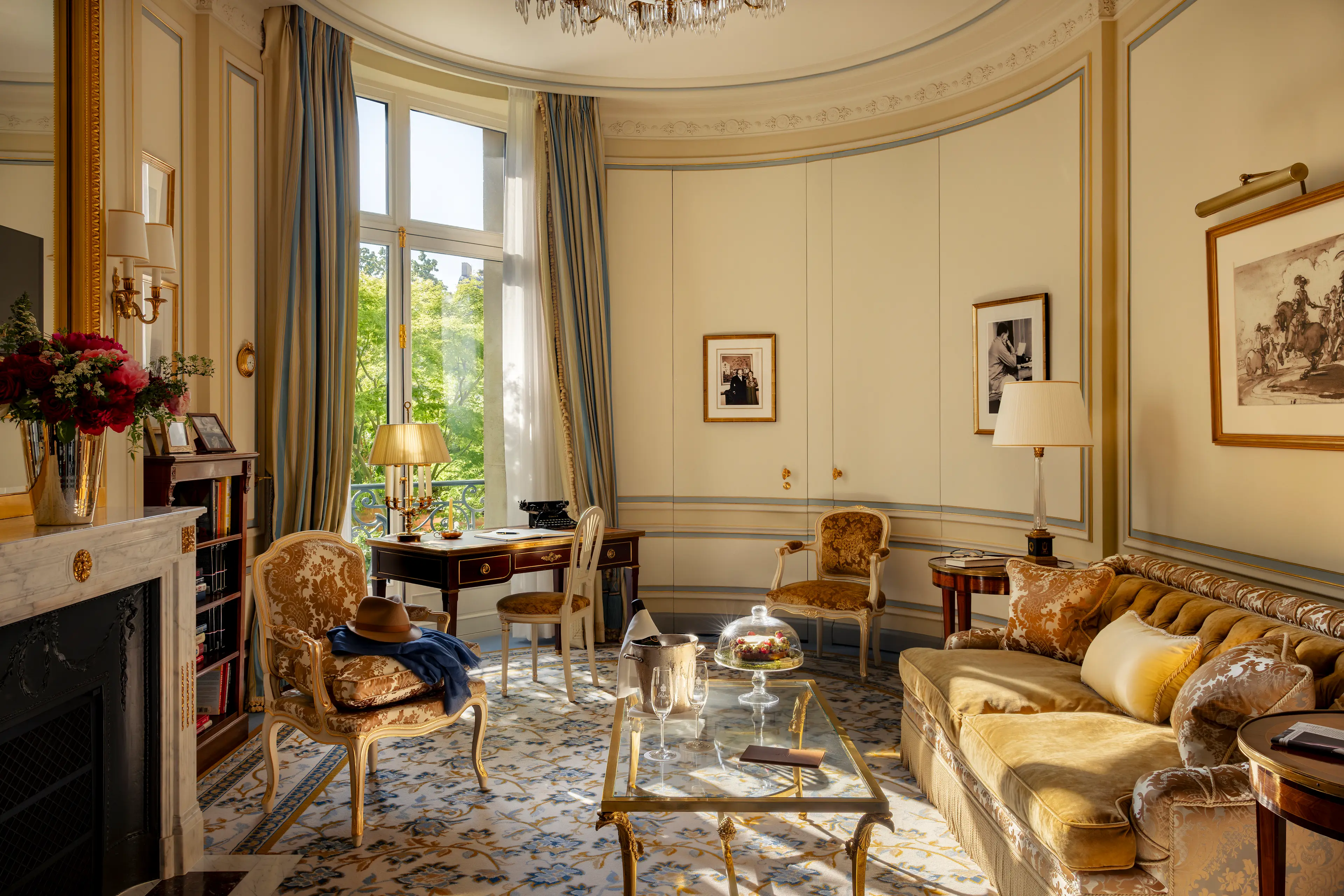 The adventurous and personal living area of the Suite Ernest Hemingway.