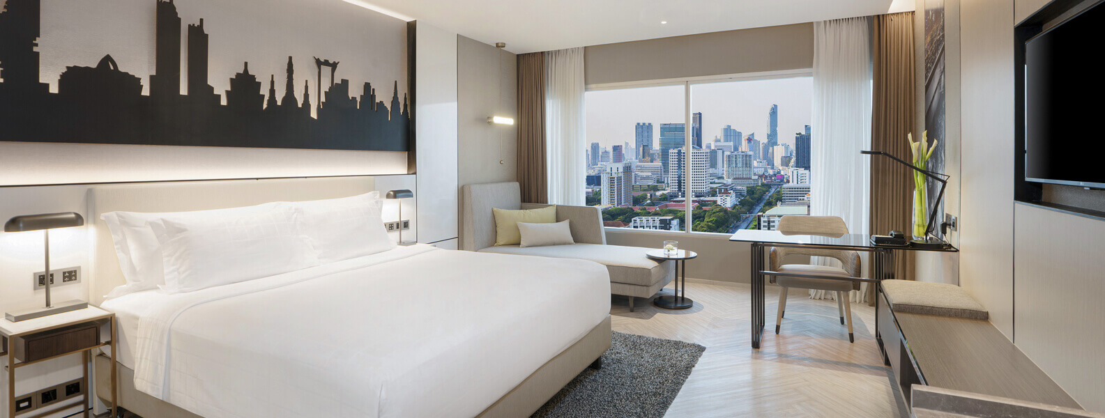 Deluxe classic room at Pathumwan Princess Hotel